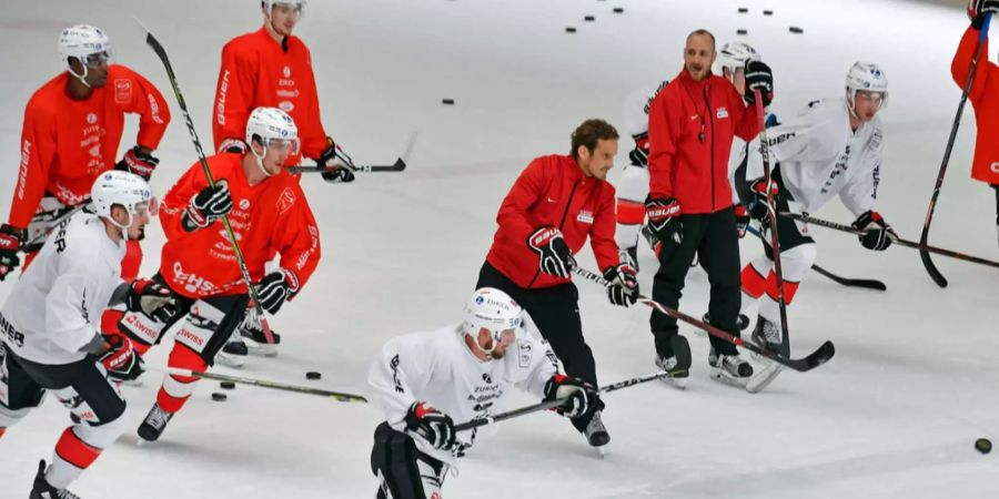 Die Schweizer Nati beim ersten Training mit den NHL-Nachzügen.