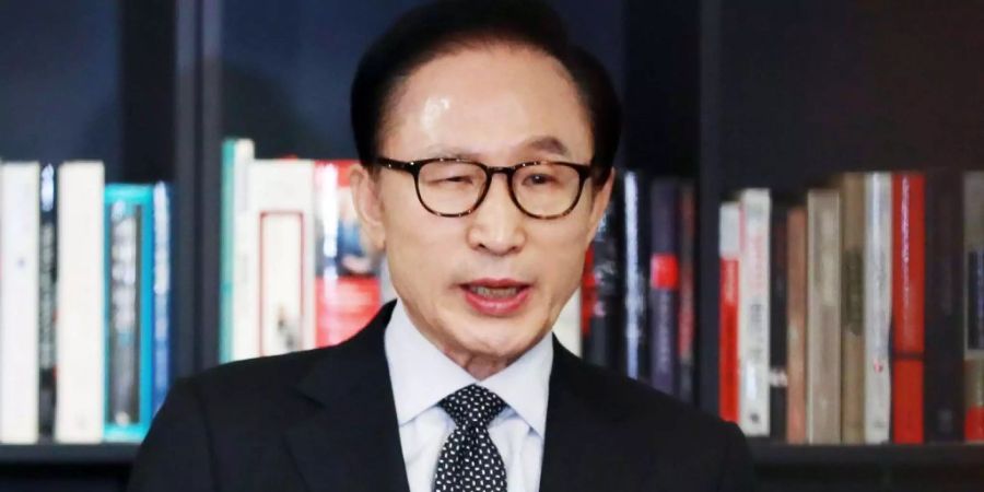 Lee Myung Bak wird Korruption vorgeworfen.