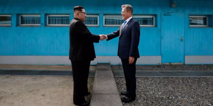 Tauwetter in Korea: Kim Jong Un und Moon Jae geben einenader die Hand. Tauwetter in Korea: Kim Jong Un und Moon Jae geben einenader die Hand.
