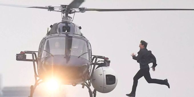 Tom Cruise rennt während den Dreharbeiten für «Mission: Impossible 6» auf einen Helikopter zu. Mission: Impossible
