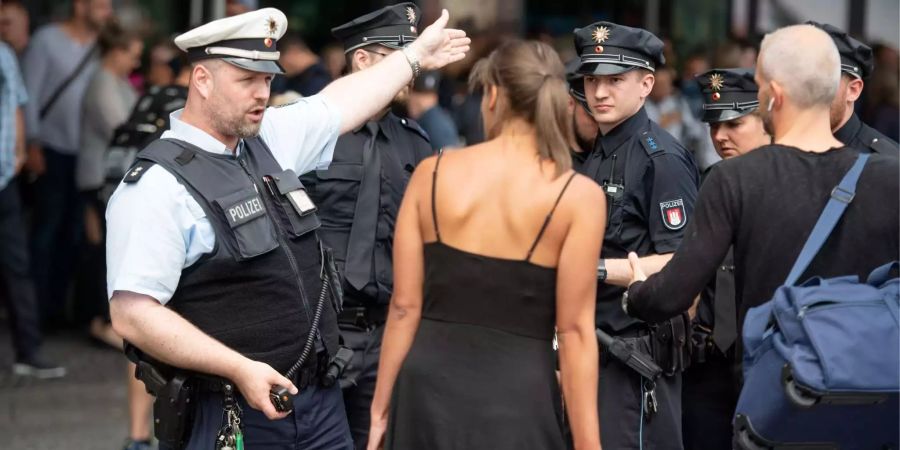 Ein Polizist gibt Anweisungen in Hamburg.