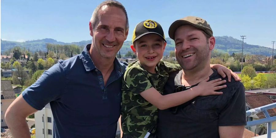 Auch Österreicher in Bern lieben Hütter. Hier Fan Rainer mit Sohn und dem YB-Trainer.