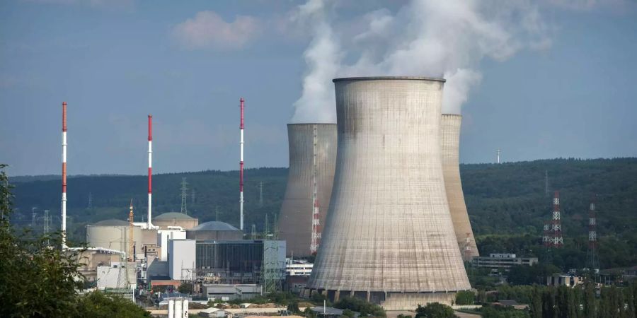 Blick auf das Kernkraftwerk Tihange, welches tausende Haarrisse an den Behältern hat.