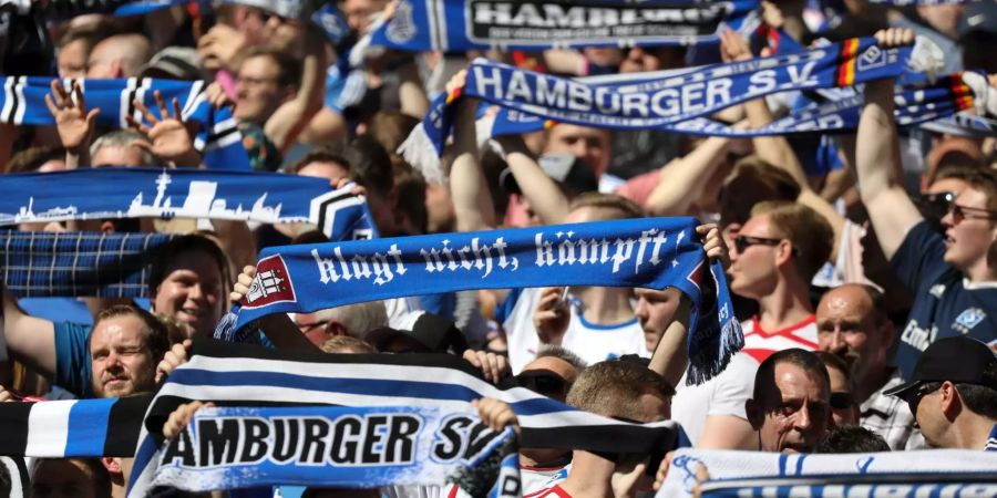 Die Hamburg-Fans jubeln und schöpfen noch einmal etwas Hoffnung.