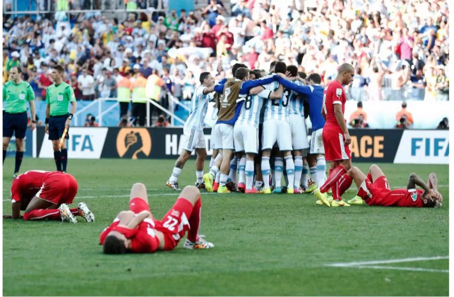 WM 2014: Die Nati-Spieler sind nach dem Achtelfinalaus gegen Argentinien am Boden zerstört.