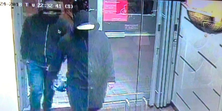 Die Polizei fahndet nach zwei vermummten Personen, die im Restaurant Sprengstoff gelegt haben.