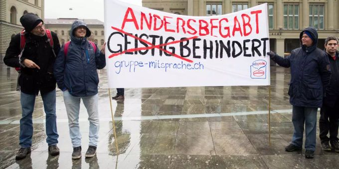 Teilnehmer an der Kundgebung «Gleichstellung von Menschen mit Behinderungen» halten auf dem Bundesplatz in Bern ein Banner. behinderung