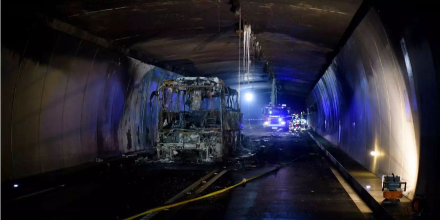 Ein deutscher Reisecar geriet am Pfingstwochenende im San-Bernardino-Tunnel in Brand.