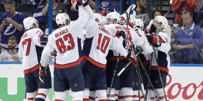 Die Washington Capitals spielen das erste Mal seit 20 Jahren um den Stanley Cup. Die Washington Capitals spielen das erste Mal seit 20 Jahren um den Stanley Cup.