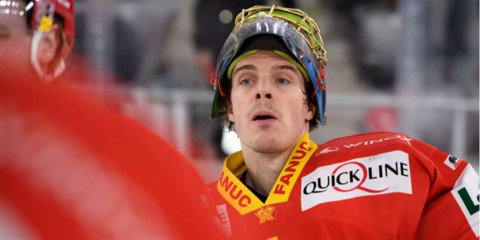 Muss in die Tasche greifen: Jonas Hillers Schwalbe kommt ihm teuer zu stehen. Muss in die Tasche greifen: Jonas Hillers Schwalbe kommt ihm teuer zu stehen.