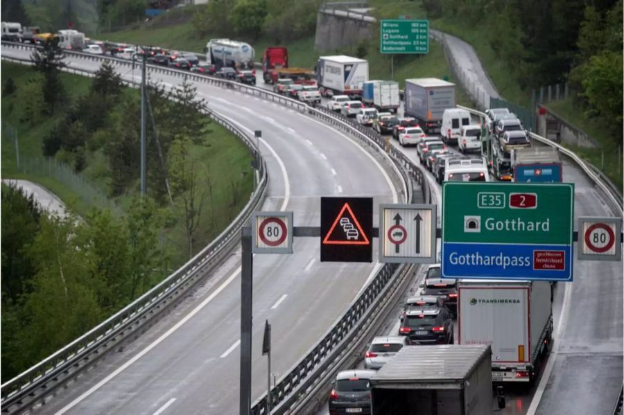 Am Donnerstag werden vor dem Gotthardtunnel zehn Kilometer Stau erwartet.