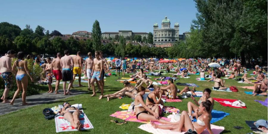 «Sünnele» im Freibad ist teilweise schon jetzt möglich, beispielsweise im Berner Marzili.