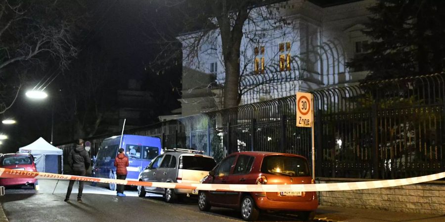 Vor der iranischen Botschaft in Wien ist ein Wachsoldat von einem Täter mit einem Messer angegriffen worden.