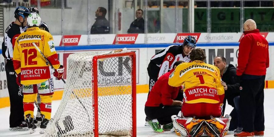 Nach seinem Kopftreffer musste Jonas Hiller gepflegt werden.