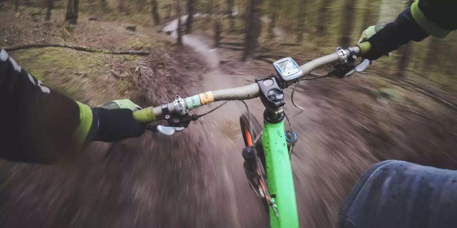 Der Unfall ereignete sich bei einem Waldweg zwischen Rüttenen SO und Feldbrunnen-St. Niklaus SO.