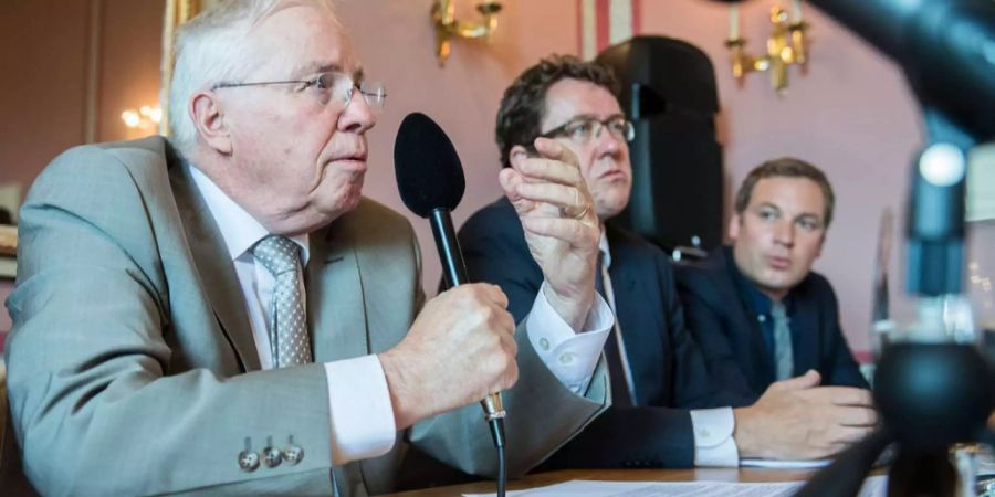 Als Präsident der Aktions für eine unabhängige und neutrale Schweiz (Auns) kennt SVP-Nationalrat Lukas Reimann (r.) Christoph Blocher schon lange. Das Verhältnis zwischen den beiden ist aber angespannt.