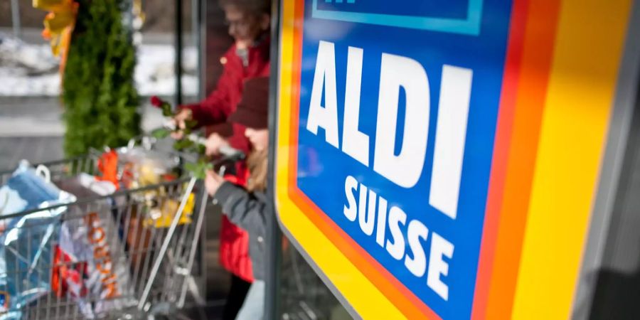 Firmenschild vor der Filiale von Aldi Suisse.