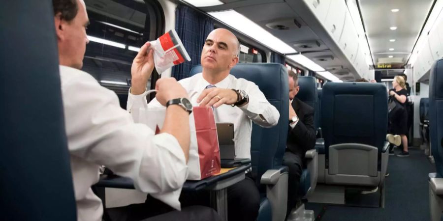 Alain Berset findet im Amtrak nach Philadelphia eine rot-weisse Chips-Tüte in seiner Lunchbox.