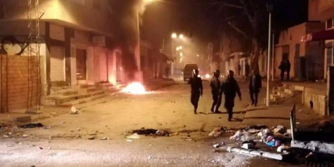 Die Demonstranten zündeten in Kasserine (TUN) Autoreifen an und blockierten Hauptstrassen. Mehrere Polizisten patroullieren durch Kasserine (TUN).