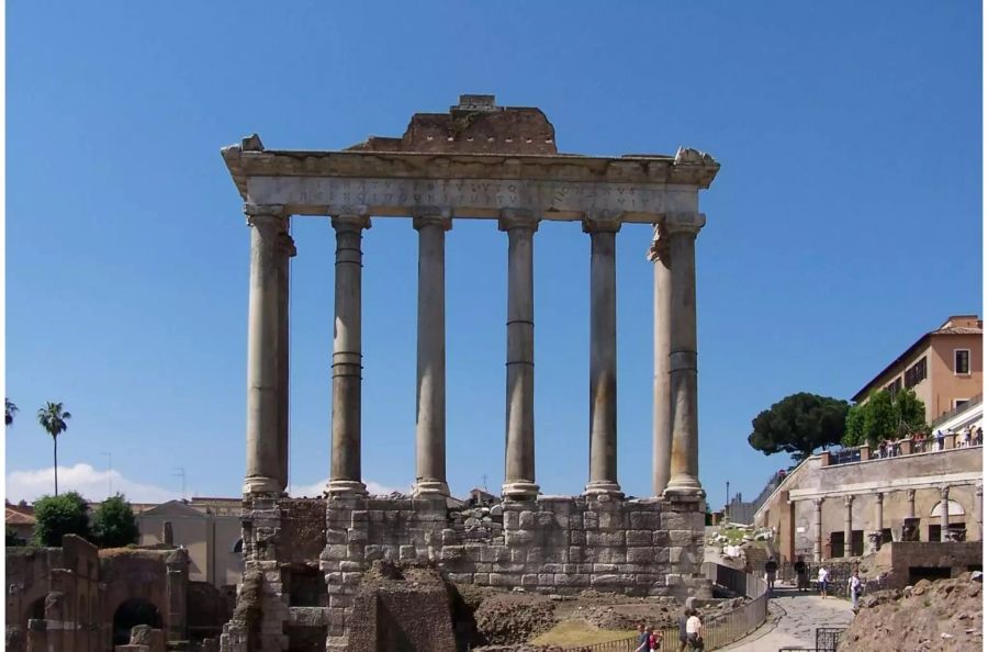 Die Ruine des Saturn Tempels im Forum Romanum in Rom.