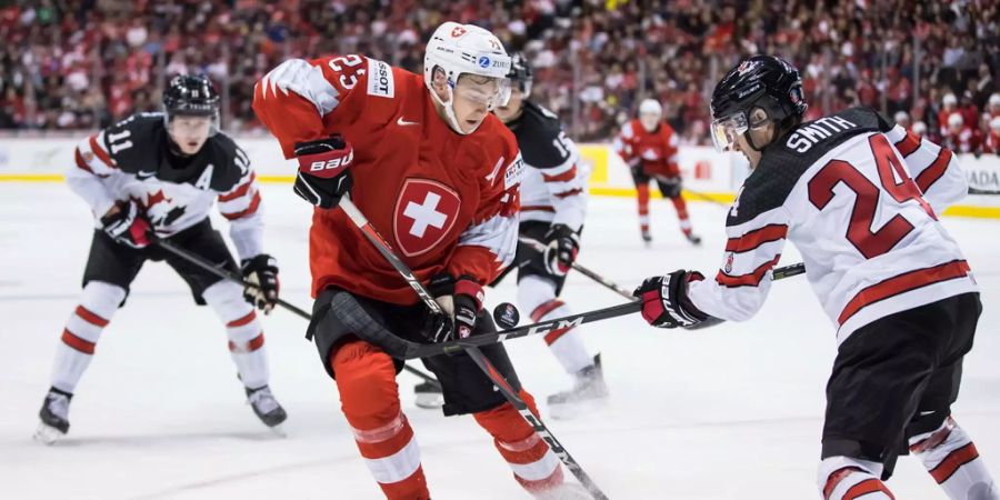 Philipp Kurashev kämpft mit einem Kanadier um den Puck.