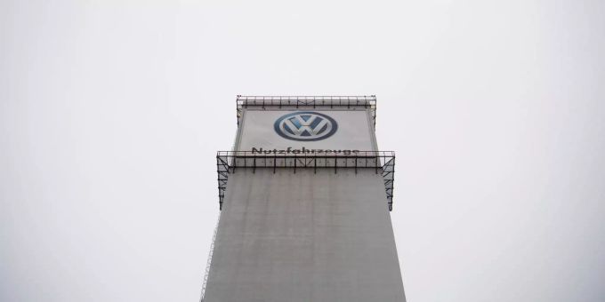 Bei Dieselfahrzeuge mit 1,2-Liter-Motoren des Typs EA 189 zeigen die Abgas-Software «Auffälligkeiten», so Volkswagen. Ein Logo hängt an einem Turm vom Volkswagen Werk in Hannover.