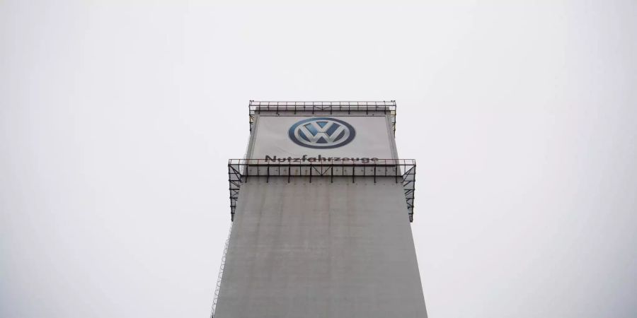 Ein Logo hängt an einem Turm vom Volkswagen Werk in Hannover.