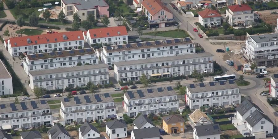 Blick auf Einfamilien- und Reihenhäuser.