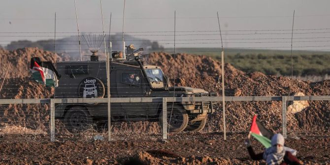 Palästiner protestieren an der Grenze Israels zum Gazastreifen.