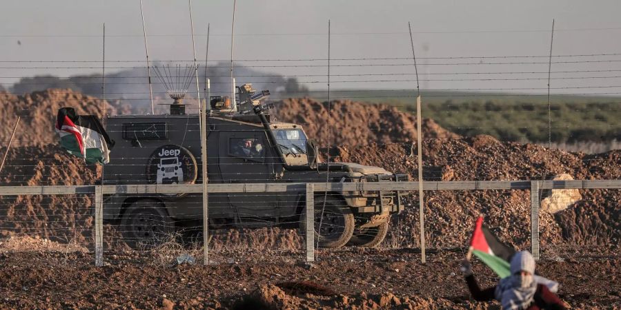 Palästiner protestieren an der Grenze Israels zum Gazastreifen.