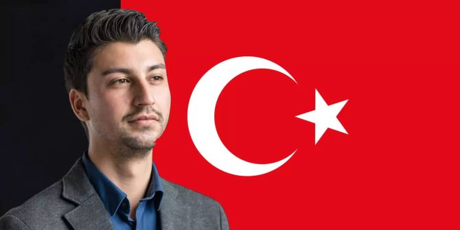 Fabian Molina und die Flagge der Türkei.