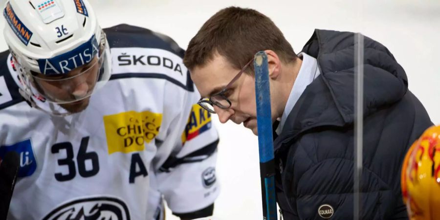 Trainer Luca Cereda spricht mit den Ambri-Spielern.