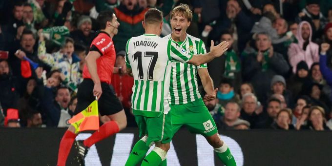 Oldie Joaquin lässt im Cup gegen Valencia seine Klasse aufblitzen. Joaquin und Sergio Canales jubeln über ein Tor.