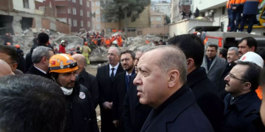 Erdogan am Unglücksort in Istanbul