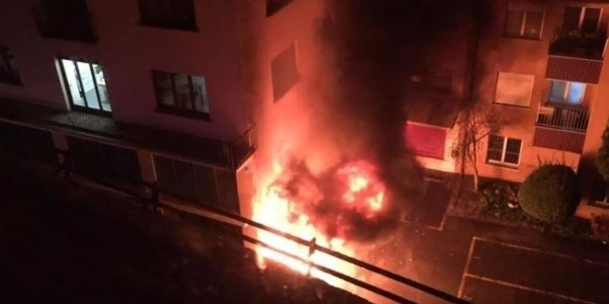 Nach den Löscharbeiten fanden die Feuerwehrleute eine tote Person. wiedikon