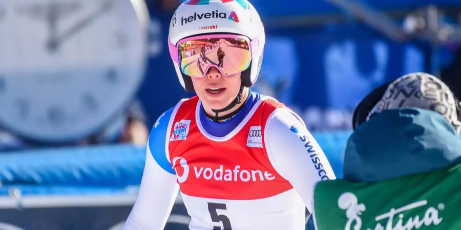 Michelle Gisin kommt im Ziel von Cortina d'Ampezzo an