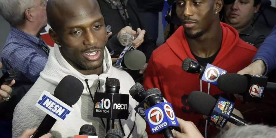 Jason McCourty (l) und sein Bruder Devin (r) können sich einen Besuch im Weissen Haus nur schwer vorstellen. Foto: Steven Senne/AP