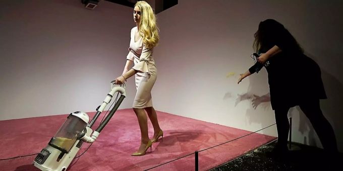 Kunstausstellung - Ivanka Trump verärgert über Staubsauger-Double