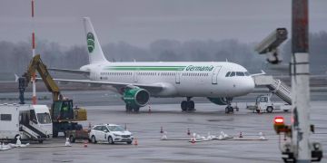 Flugzeug in Flughafen.