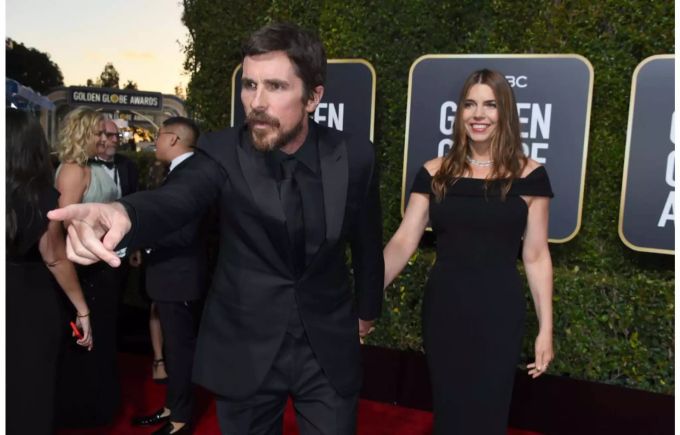 Christian Bale und seine Freundin Sibi Blazic lassen sich auf dem Roten Teppich der Golden Globes sehen. Bale hat den Award als Komödien-Darsteller in «Vice» gewonnen.