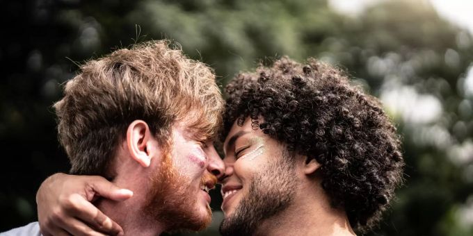Ein schwules Paar wurde in Berlin mit einer Schusswaffe bedroht. Es wird nun eine Ermittlung zum Verdacht auf eine homophobe Tat geführt. (Symbolbild) Schwules Paar bedroht