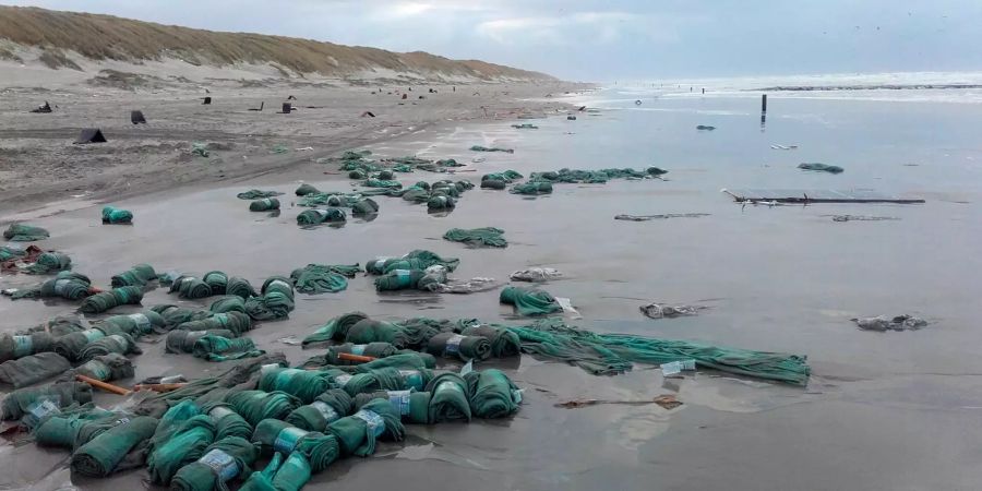 Frachter verliert Container in der Nordsee.