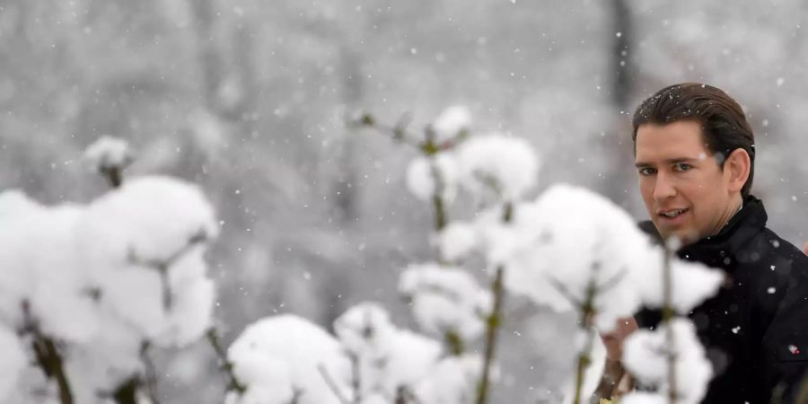 Sebastian Kurz geht durch Schnee.