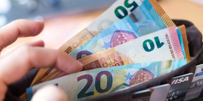 Frau hält Geldbörse in der Hand Frau hält Geldbörse in der Hand