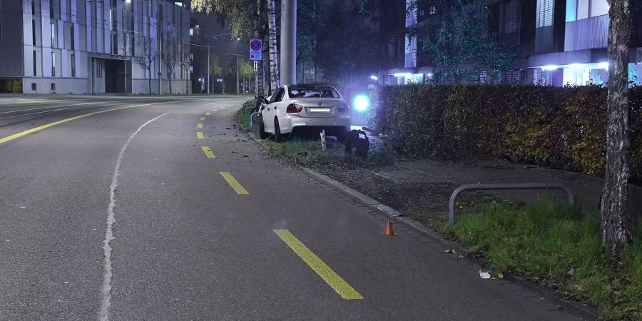 Die Hofwiesenstrasse im Zürcher Kreis 6 war für die Dauer des Polizeieinsatzes in beide Richtungen gesperrt.