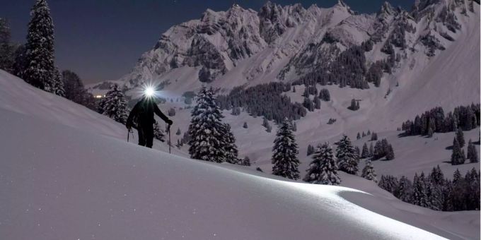 Im Tessin ist ein Skitourengänger in einer Lawine umgekommen. (Symbolbild) Lawine