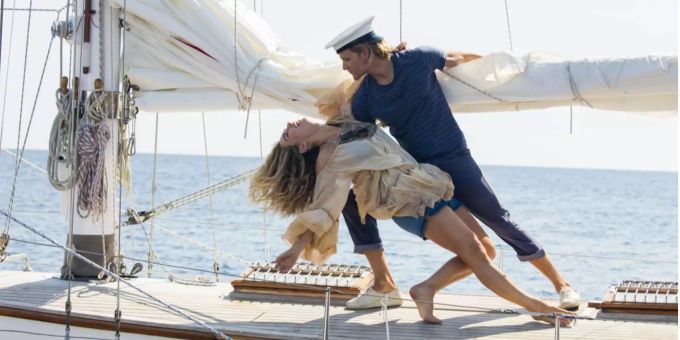 Die junge Donna (Lily James) mit einem von drei Liebhabern, die dieser eine Sommer hergegeben hatte. Die junge Donna (Lily James) mit einem von drei Liebhabern, die dieser eine Sommer hergegeben hatte.