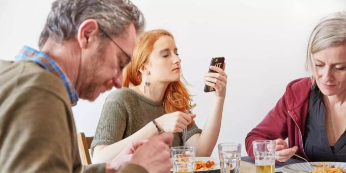 Selbst beim Essen schauen wir andauernd auf unser Smartphone. Selbst beim Essen schauen wir andauernd auf unser Smartphone.