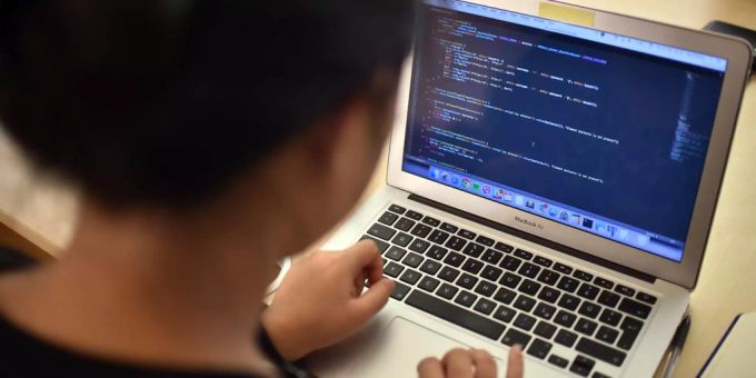 Eine Frau vor ihrem Computer. Eine Frau vor ihrem Computer.