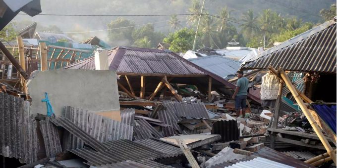 Ein Mann inspiziert den Schaden seines Hauses, das durch ein Erdbeben auf Lombok zerstört wurde (Archivbild). erdbeben